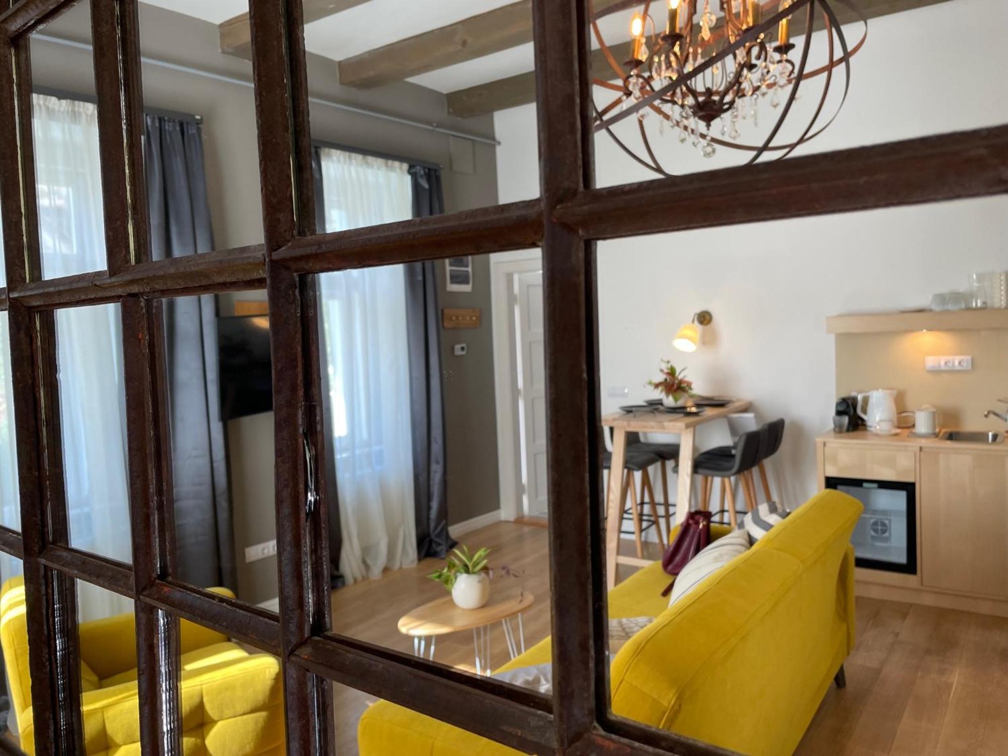 Frida Apartman, Exkluziv Varpanoramaval, A Belvaros Sziveben, Ingyenes Parkolassal Veszprem Ngoại thất bức ảnh